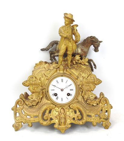 Pendule en régule doré à décor d'un chasseur...