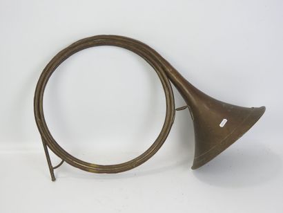 PERINET : Trompe de chasse à trois tours...