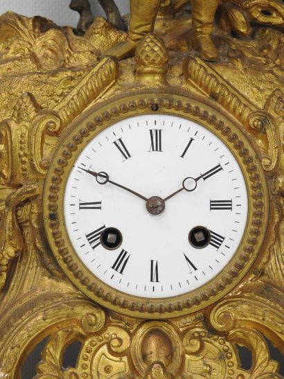 Pendule en régule doré à décor d'un chasseur...
