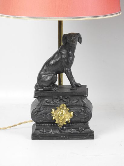 Paire de lampes à décor de chien assis formée...