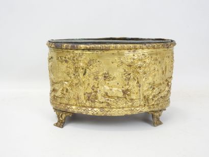 Jardinière en laiton repoussé de forme ovoïde...