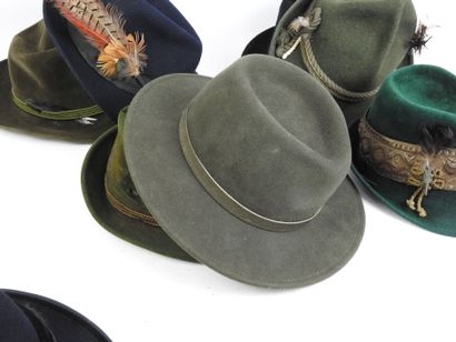 LOT de huit chapeaux de chasse en feutre....