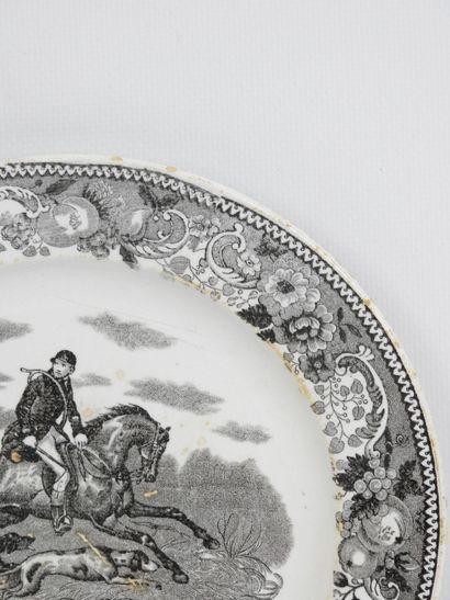 LONGWY : Assiette en faïence à décor d'un...