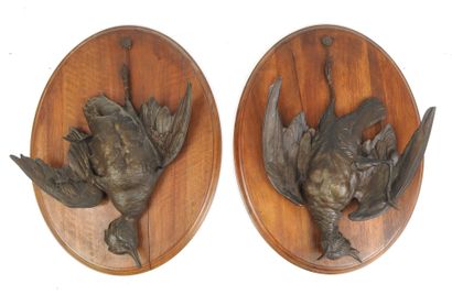 DEUX TROPHEES de gibier en régule patiné...