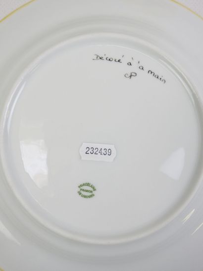 LIMOGES : Partie de service de table en porcelaine...
