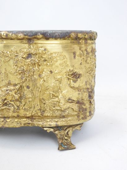 Jardinière en laiton repoussé de forme ovoïde...
