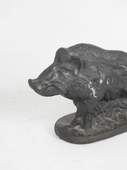 SANGLIER en fonte de fer. 17.5 x 27 cm