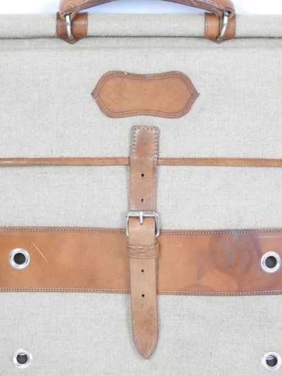 SAC DE BATTUE en toile et cuir. 41 x 70 cm....