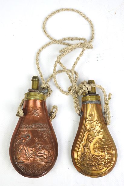 Lot de deux poires à poudre en cuivre repoussé...