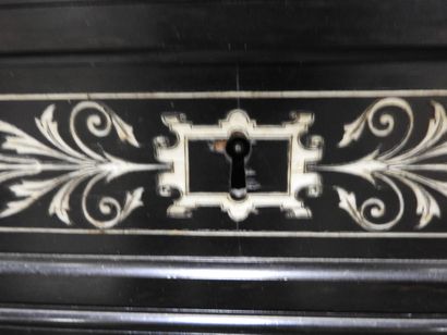 CABINET en chêne et placage d'ébène à riche...
