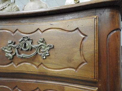 COMMODE en bois naturel, la façade légèrement...