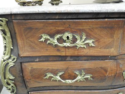 COMMODE TOMBEAU en bois de placage et marqueterie,...