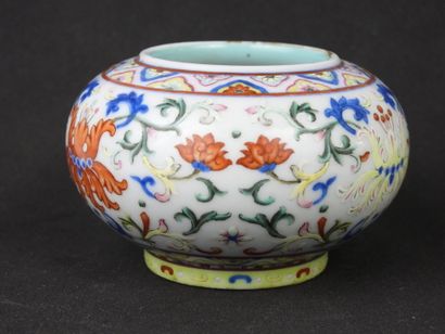 CHINA - 20th century
Small polychrome enameled...