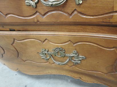 COMMODE en bois naturel, la façade légèrement...