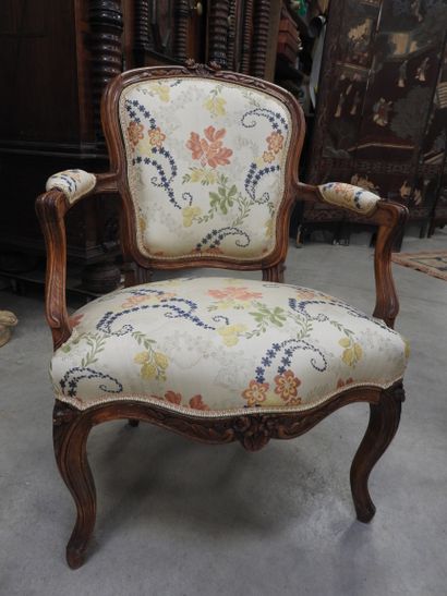 PAIRE DE FAUTEUILS cabriolet en bois naturel...