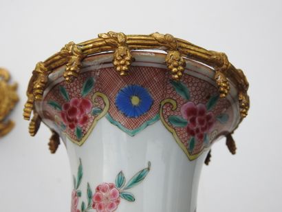 CHINE : Deux vases montés pouvant former...