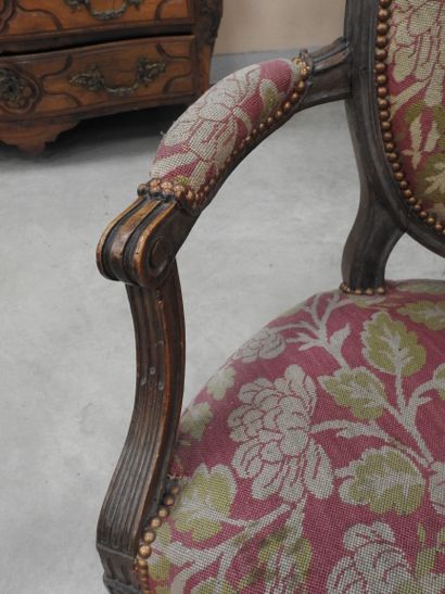 PAIR OF ARMCHAIRS in molded and carved natural...