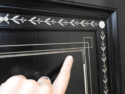 CABINET en chêne et placage d'ébène à riche...