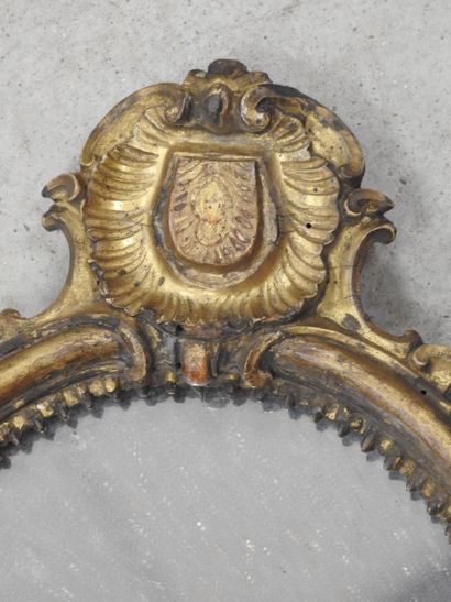 MIROIR chantourné en bois mouluré sculpté...