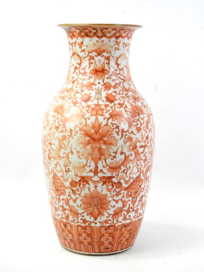 CHINA: Porcelain and coral enamel baluster...