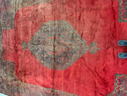 SMYRNE, Turquie: Important tapis en laine...