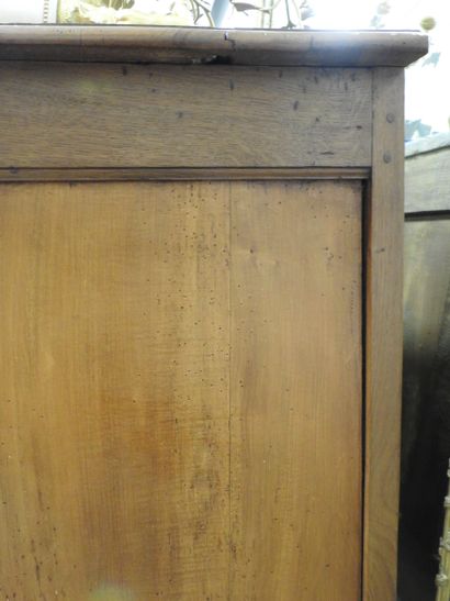 COMMODE en bois naturel, la façade légèrement...