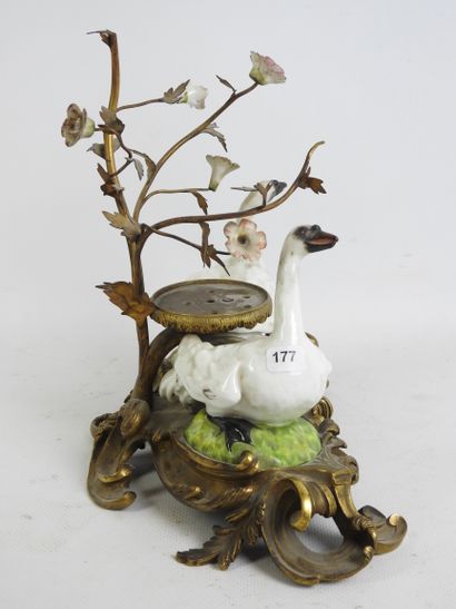 FONTAINE A PARFUM en porcelaine et bronze...