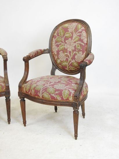 PAIR OF ARMCHAIRS in molded and carved natural...