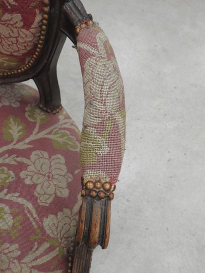 PAIR OF ARMCHAIRS in molded and carved natural...
