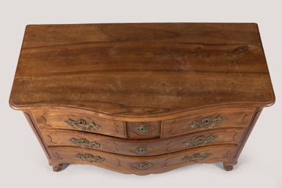 COMMODE en bois naturel, la façade légèrement...