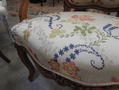 PAIRE DE FAUTEUILS cabriolet en bois naturel...