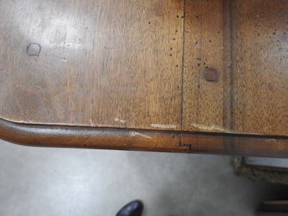 COMMODE en bois naturel, la façade légèrement...