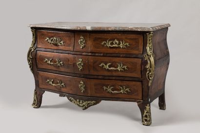 COMMODE TOMBEAU en bois de placage et marqueterie,...