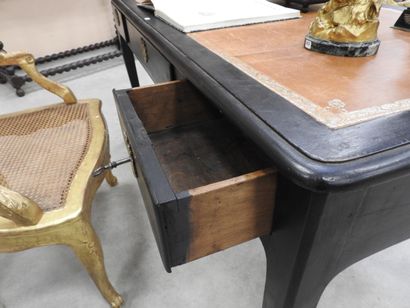 BUREAU PLAT en bois relaqué noir de forme...