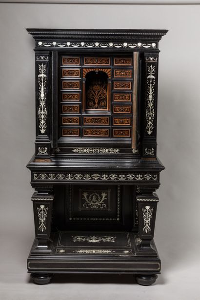 CABINET en chêne et placage d'ébène à riche...