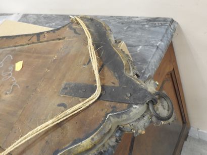 MIROIR chantourné en bois mouluré sculpté...