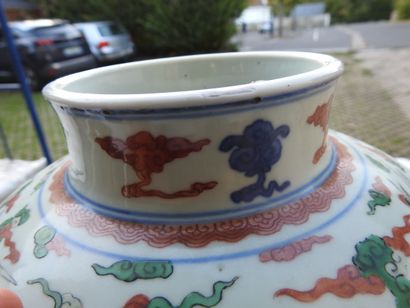 CHINA - 19th century
Porcelain baluster jug...