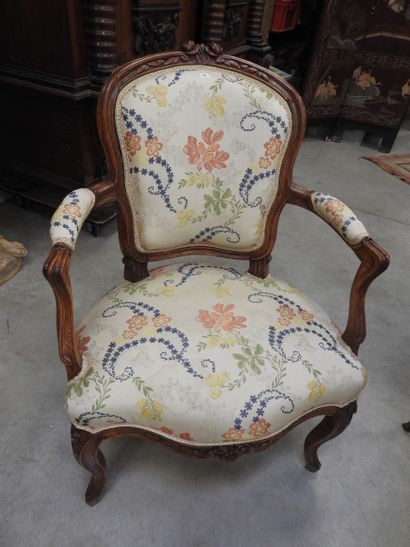 PAIRE DE FAUTEUILS cabriolet en bois naturel...