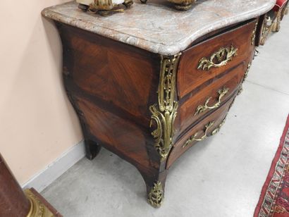 COMMODE TOMBEAU en bois de placage et marqueterie,...