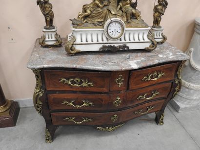 COMMODE TOMBEAU en bois de placage et marqueterie,...