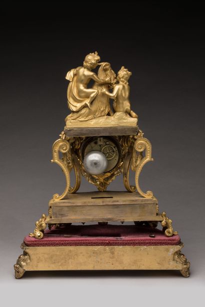 PENDULE en bronze ciselé et doré à patine...