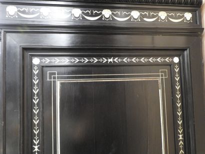 CABINET en chêne et placage d'ébène à riche...