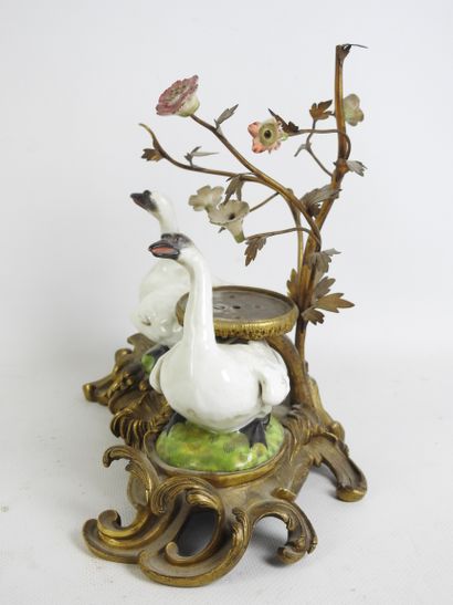 FONTAINE A PARFUM en porcelaine et bronze...