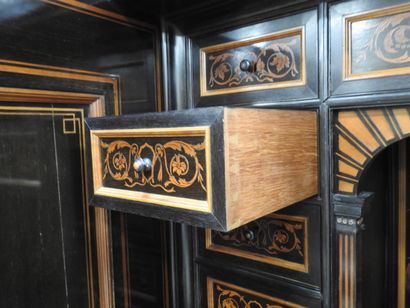 CABINET en chêne et placage d'ébène à riche...