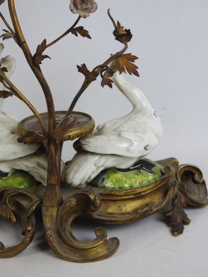 FONTAINE A PARFUM en porcelaine et bronze...
