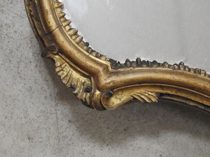 MIROIR chantourné en bois mouluré sculpté...