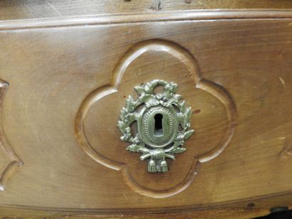 COMMODE en bois naturel, la façade légèrement...