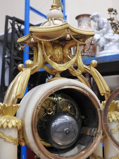 PENDULE PORTIQUE in white marble and gilt...
