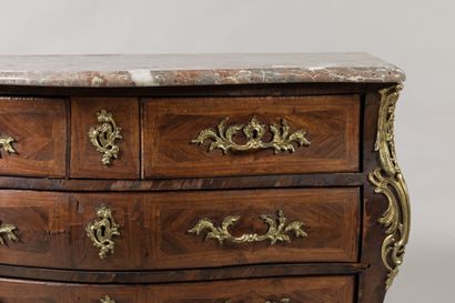 COMMODE TOMBEAU en bois de placage et marqueterie,...