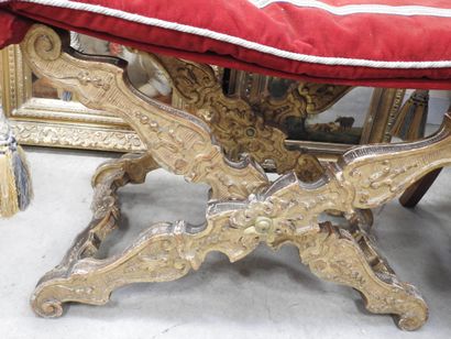 PAIRE DE PLOYANTS en bois mouluré sculpté...